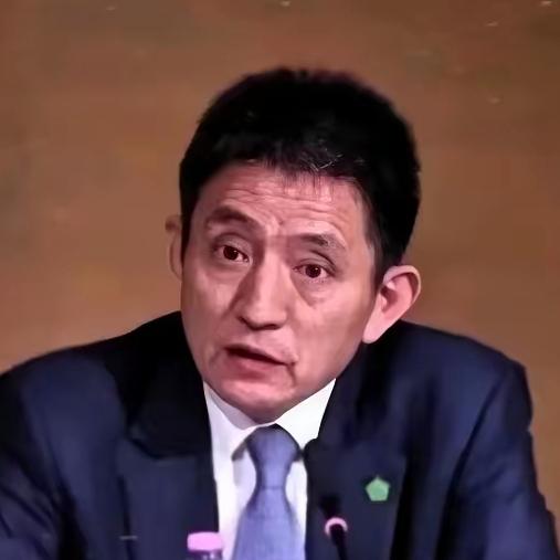 李成钢的英文也太牛了！不查真不知道他这么厉害。1967年生的他，北大法律本科毕业