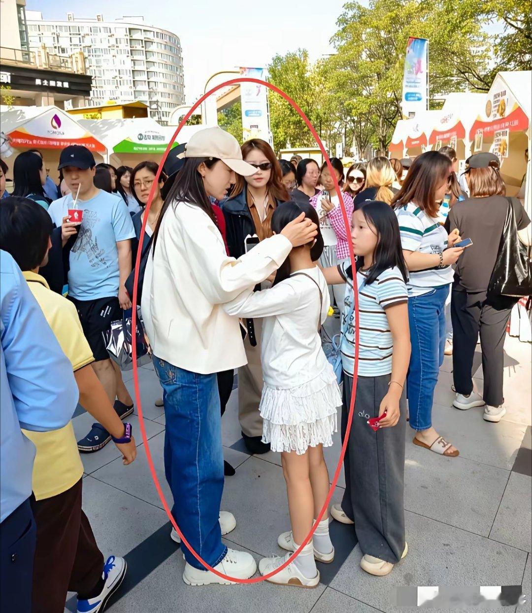 董璇带小酒窝逛北京集市，她穿牛仔裤身材干瘪、脸肿的明显，小酒窝大长腿、白皮肤好漂亮！小酒窝真的好好看