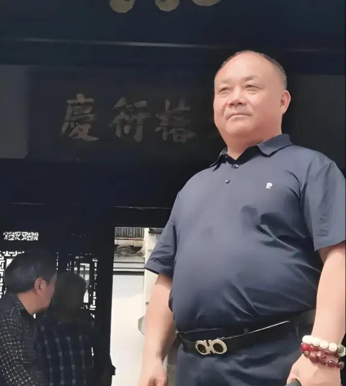 苦海无涯，回头是岸！释永信的弟弟释永胜（俗名刘应彪）。他目前是少林书画院副院