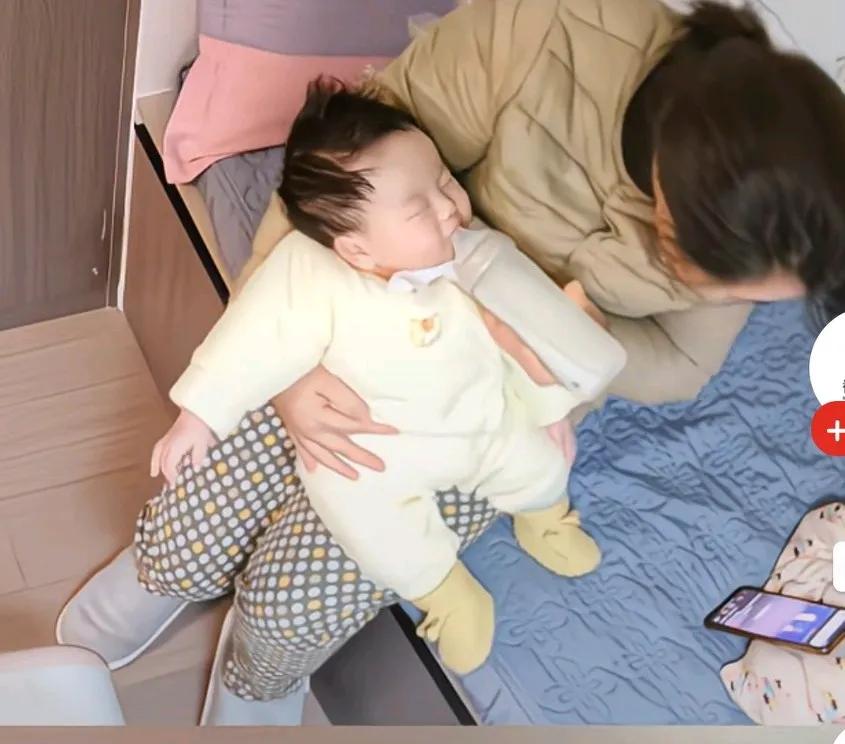 女子查看监控视频发现，育儿嫂喂孩子奶时还扭头看手机，特别让人气愤的是，孩子还在