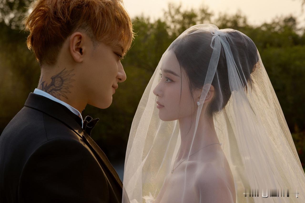 黄子韬和徐艺洋甜蜜婚照来了，韬韬终于要迎娶自己心爱的女孩了，狠狠期待两人的婚礼现