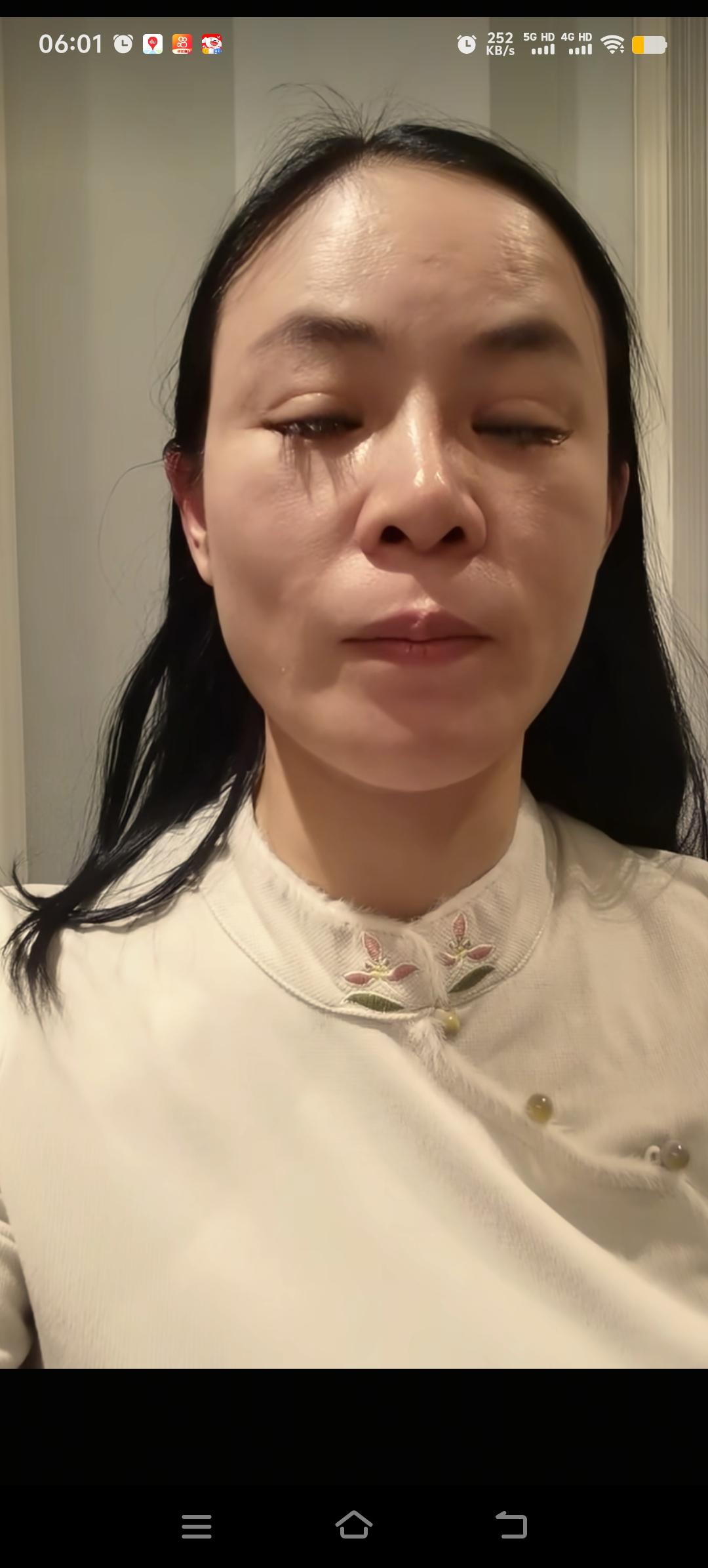 李鑫的姐姐找到弟弟以后，备受煎熬啊，怎么感觉她都不是快乐的，甚至昨天还去了医院，