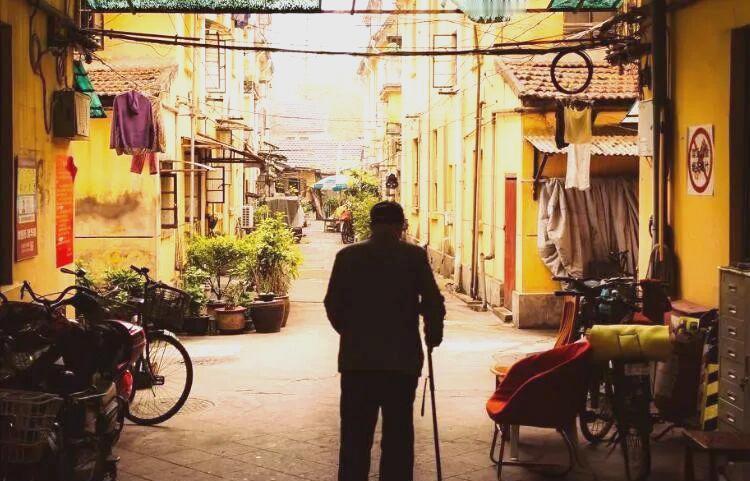 有个朋友说，他奶奶92岁喝农药走了。老人家认为自己的寿命太长，就会导致后人短寿。