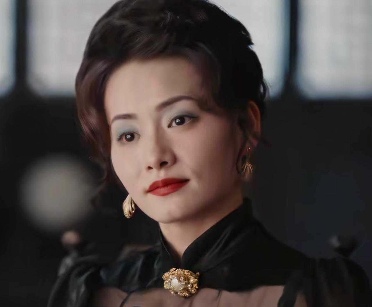 《灼灼韶华》二妞讨好男人那一套在田大少那里失效了，二妞输了，这也让韶华制药厂的万