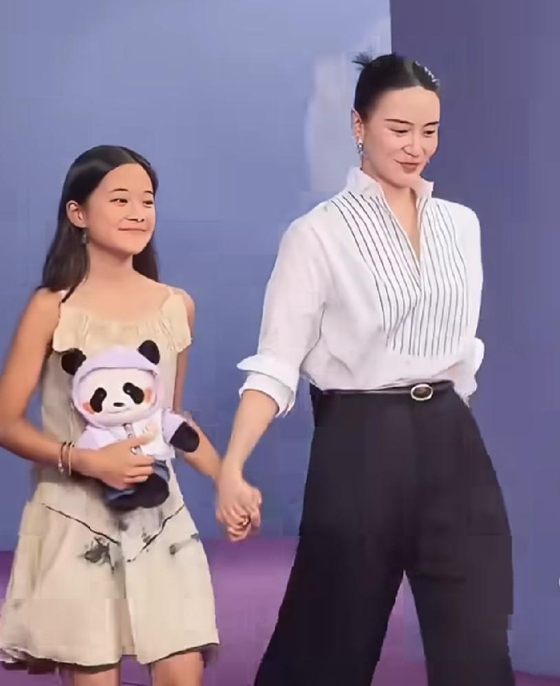 梅婷，太骄傲了！8月9日，估计梅婷心里肯定乐开花了，因为宋佳带着自己的女儿曾