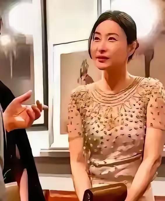 以前香港豪门圈子里，风水大师们那张嘴，简直比报纸头条还灵。当年郭晶晶刚嫁进