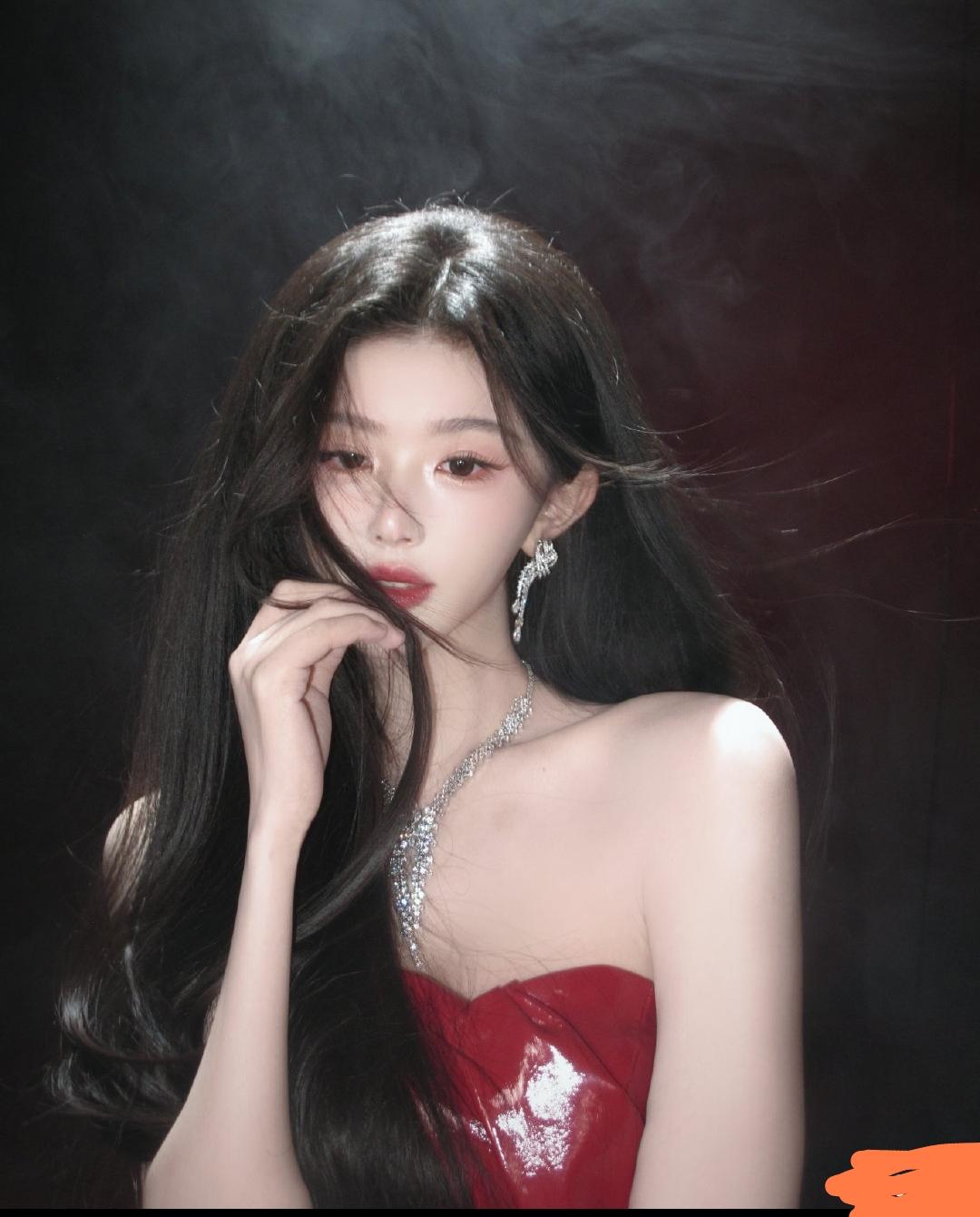 孔雪儿，这几张照片乍一看都挺好，但是仔细一瞅，哪哪都不对劲。尤其是手臂的那个位