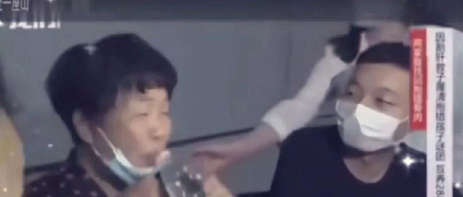 蹊跷!他大娘第一见亲生儿子有这样一个镜头，感觉不正常。大娘见亲儿很紧张，然后旁
