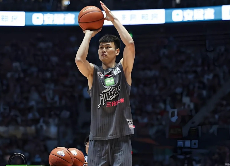 王睿泽还想为广东男篮效力！广东男篮夺冠后，崔永熙在赛后第一时间给王睿泽送上掌声