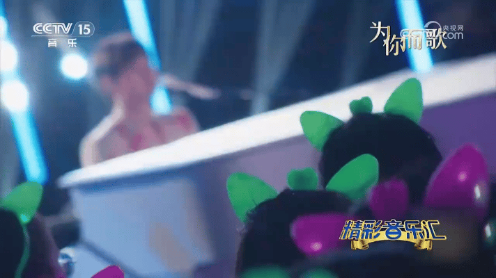 青岛沉浸于粉色的浪漫氛围之中。在汪苏泷的演唱会现场，当镜头扫到观众席上的关晓彤时