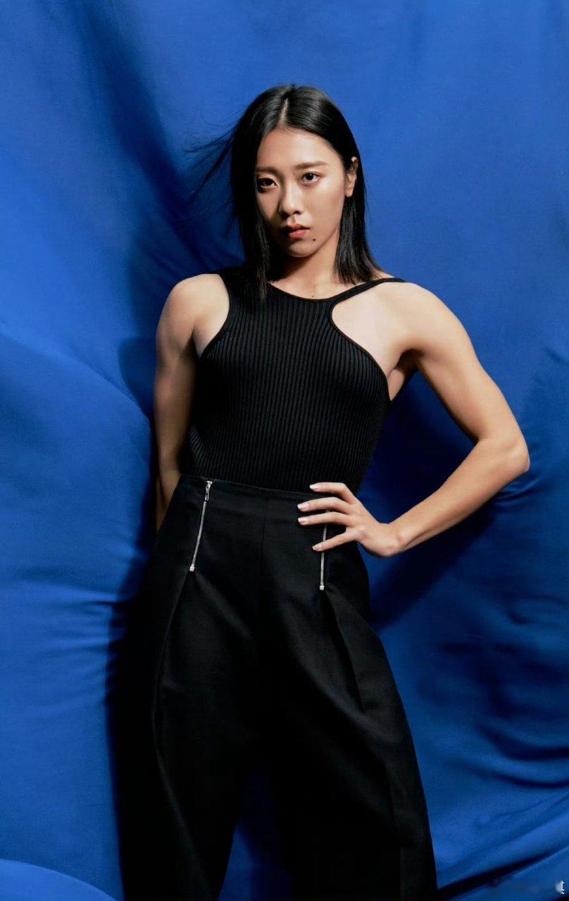 葛曼棋力量型美感高定风碰撞葛曼棋小麦色肌肤复古感葛曼棋真的是力量感拉满了！！​