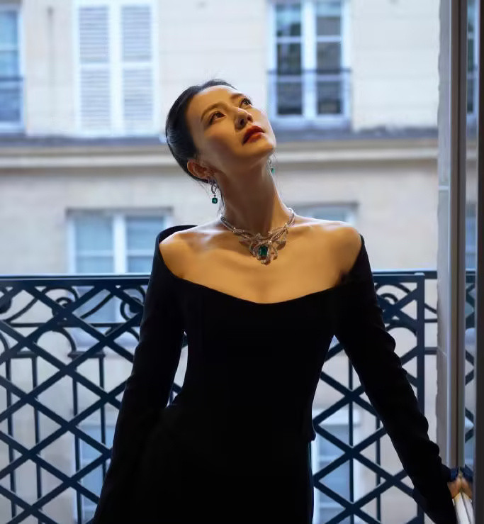 45岁高圆圆身材微丰，臂膀圆润有肚腩岁月难掩的独特魅力依旧迷人​​​