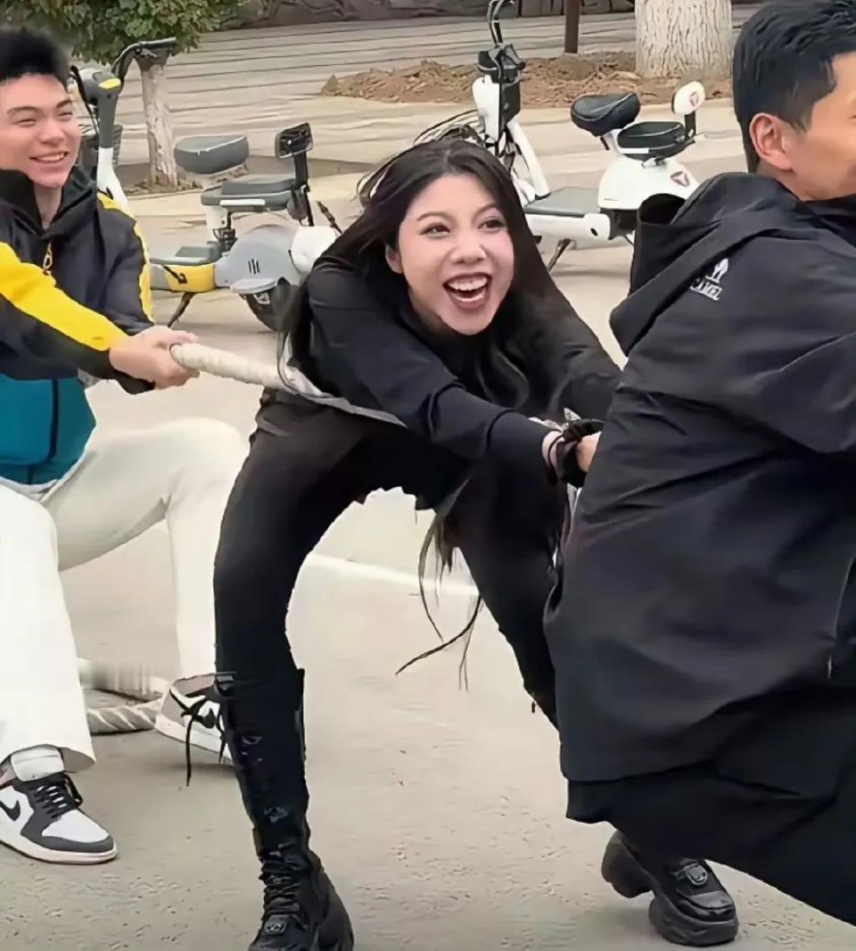 西北师范大学这个小姐姐其实很漂亮，妆容精致，穿着时尚。而且她很认真的参与拔河