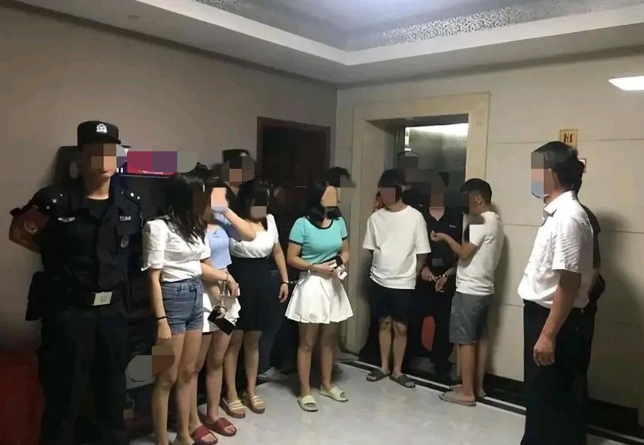 上海静安，80后男子通过境外网站先后结识一名90后和一名00后小伙，而后与对方2