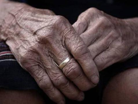 80岁老人的大实话楼下80岁的张婆婆，昨天被儿子接去养老院了。临走前，她拉着