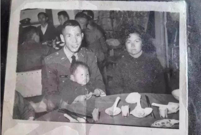 1979年的一天，台湾女孩易若莲，无意中发现了父亲一个隐瞒了30多年的大秘密！她