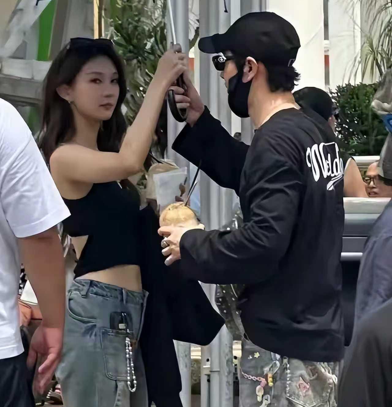 黄晓明新女友曝光后，一个动作证明她比叶珂聪明!春节期间，黄晓明被网友发现和年轻