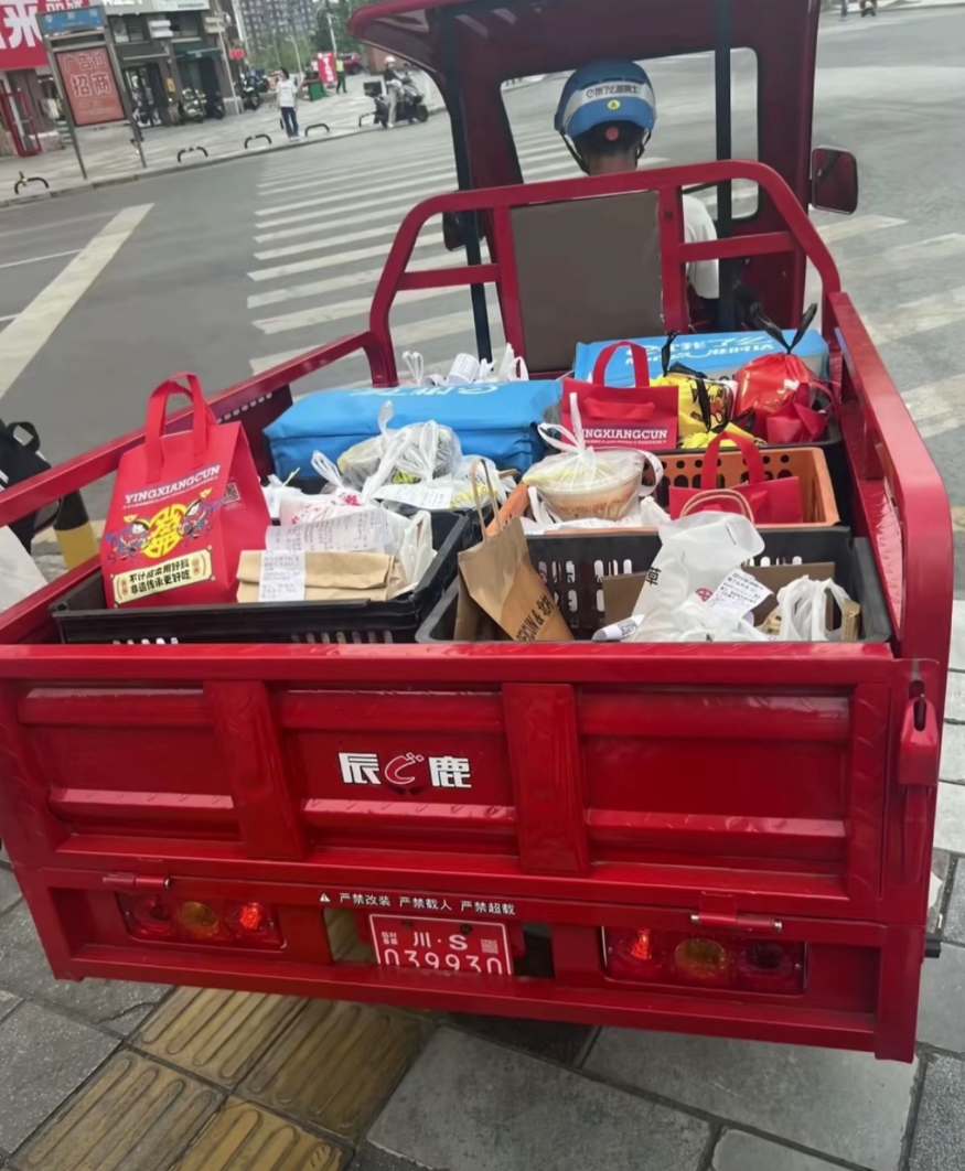 牛，这一车顶电瓶车好几车的了