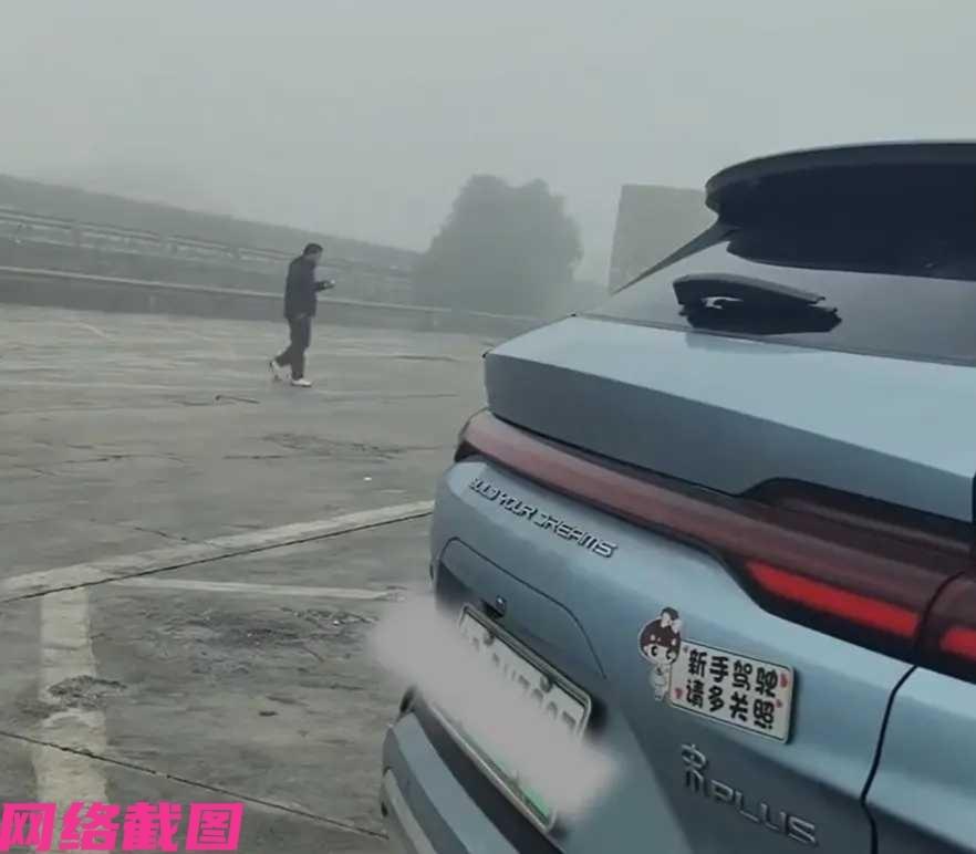 湖北襄阳有男子开车经过欧庙服务区时遇到大雾，看着眼前的一幕，男子明白了草船借箭的