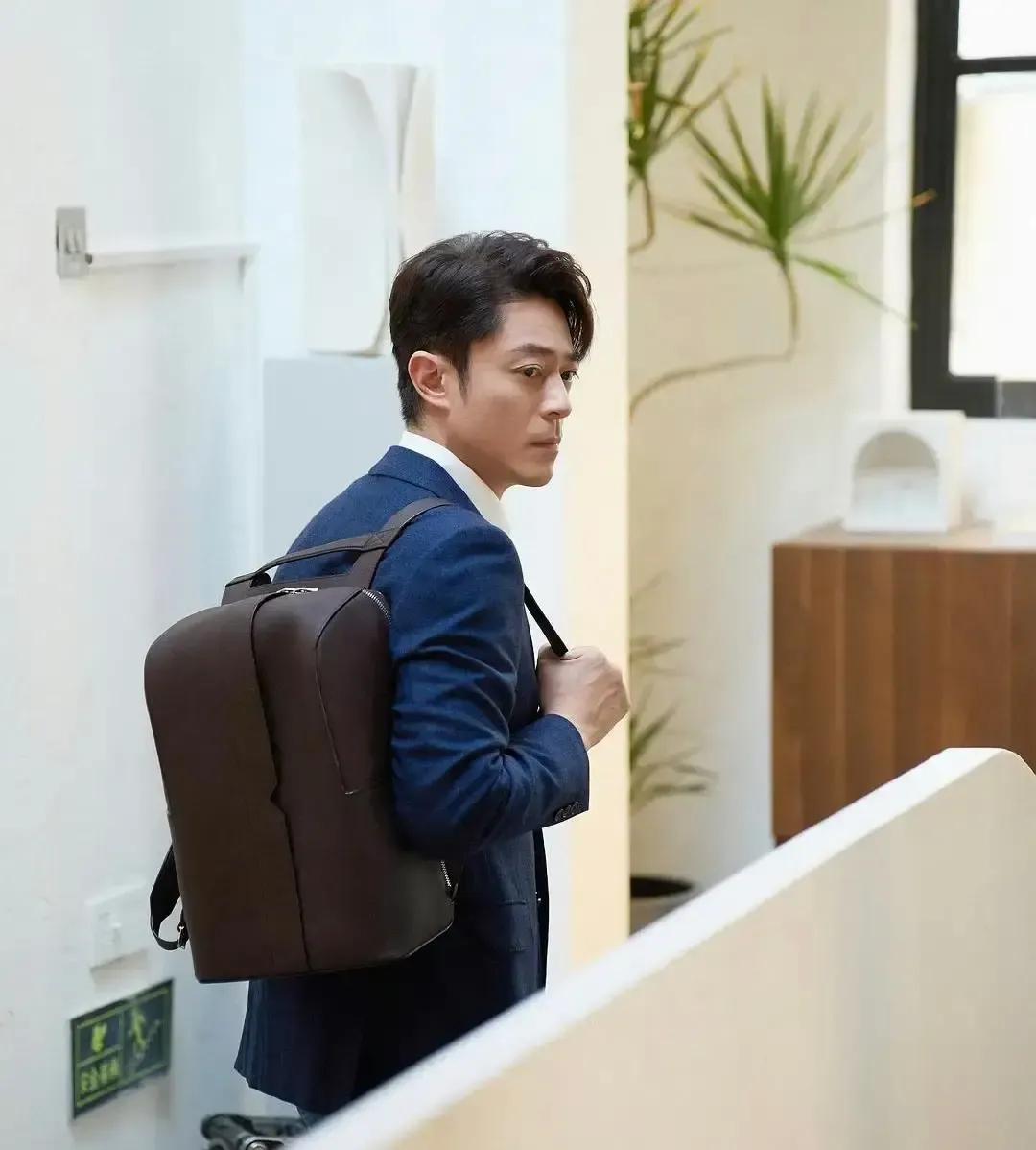 霍建华因为一部《如懿传》被骂到几乎退圈，七年过去还没缓过来。当年剧一播，弹幕全