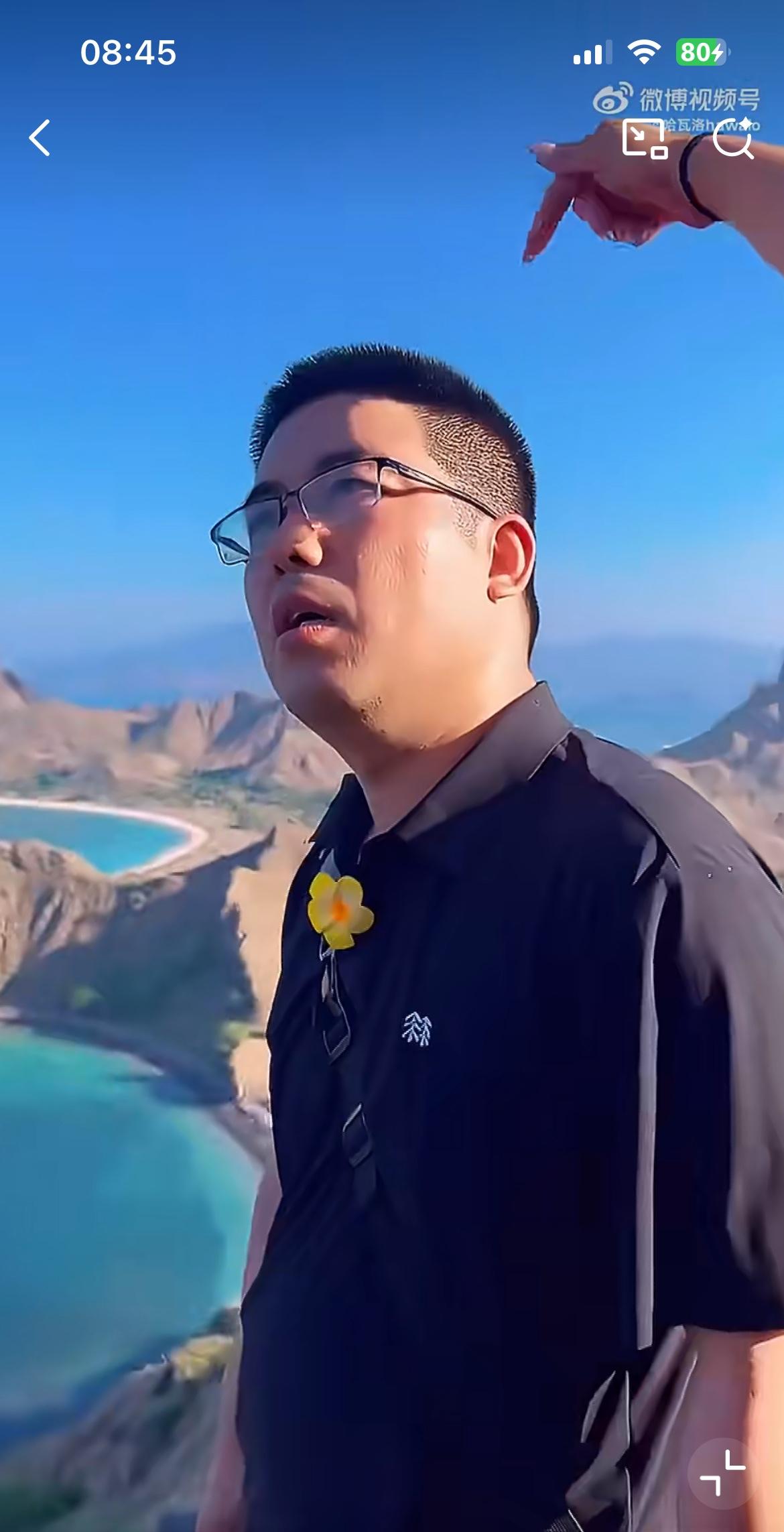 一名中国男游客在印尼国家公园乱丢垃圾，被几名澳大利亚女生狂怼，称他太丢脸，视频发
