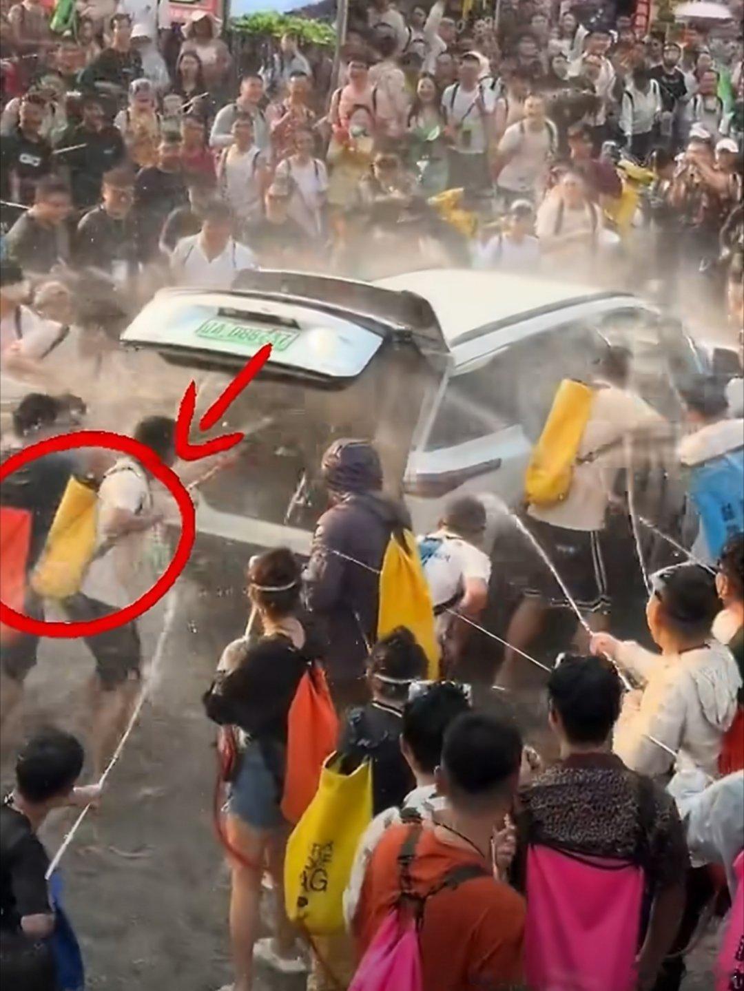 小车路过泼水节被打开车门后备箱一群刁民借着泼水节的幌子干缺德事。好好的泼水节文