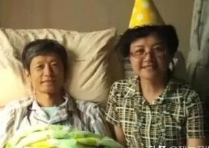 2016年，病重的艾跃进在病榻上与妻子度过最后一个生日。镜头前的他虽面露笑容，却