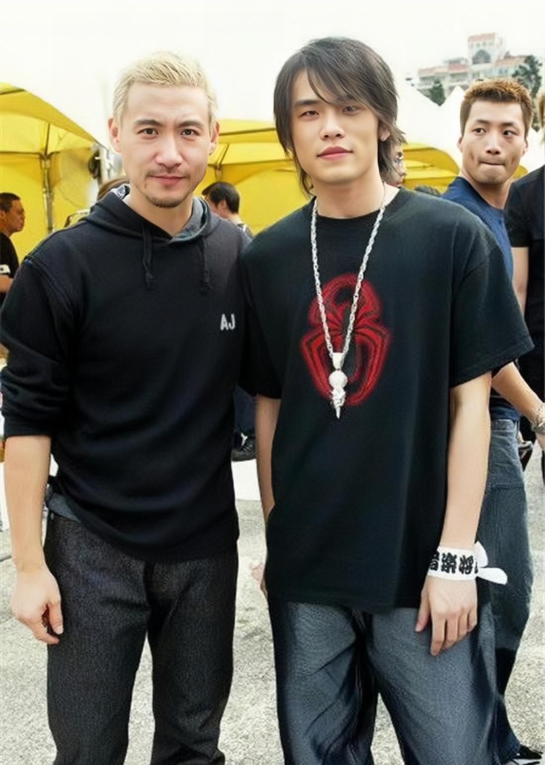 2005年，张学友与周杰伦合影，两位很有音乐方面的才华，且各自唱出了，属于自己的