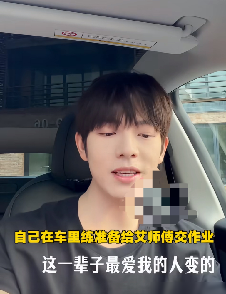 总裁把俩专业主持唱懵了。曾辉在《披荆斩棘》逮住沈梦辰和李维嘉，当场强制开麦。俩人拿着麦，嘴张着，愣是