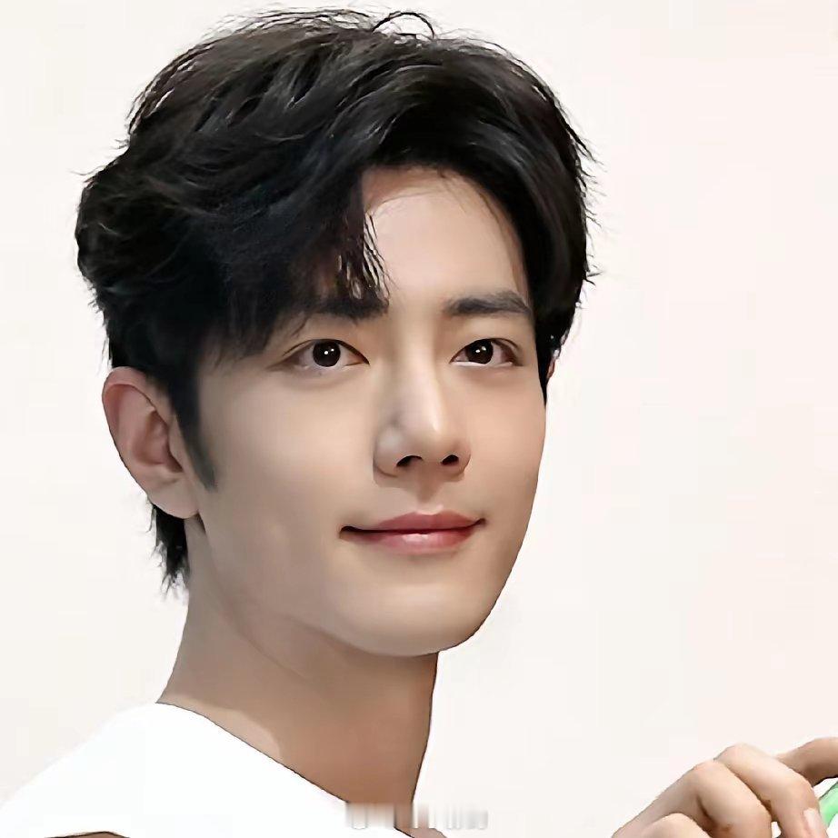 总感觉肖战有点不对劲！明明才34岁，正是荷尔蒙分泌旺盛、谈恋爱的时候，他却连一个