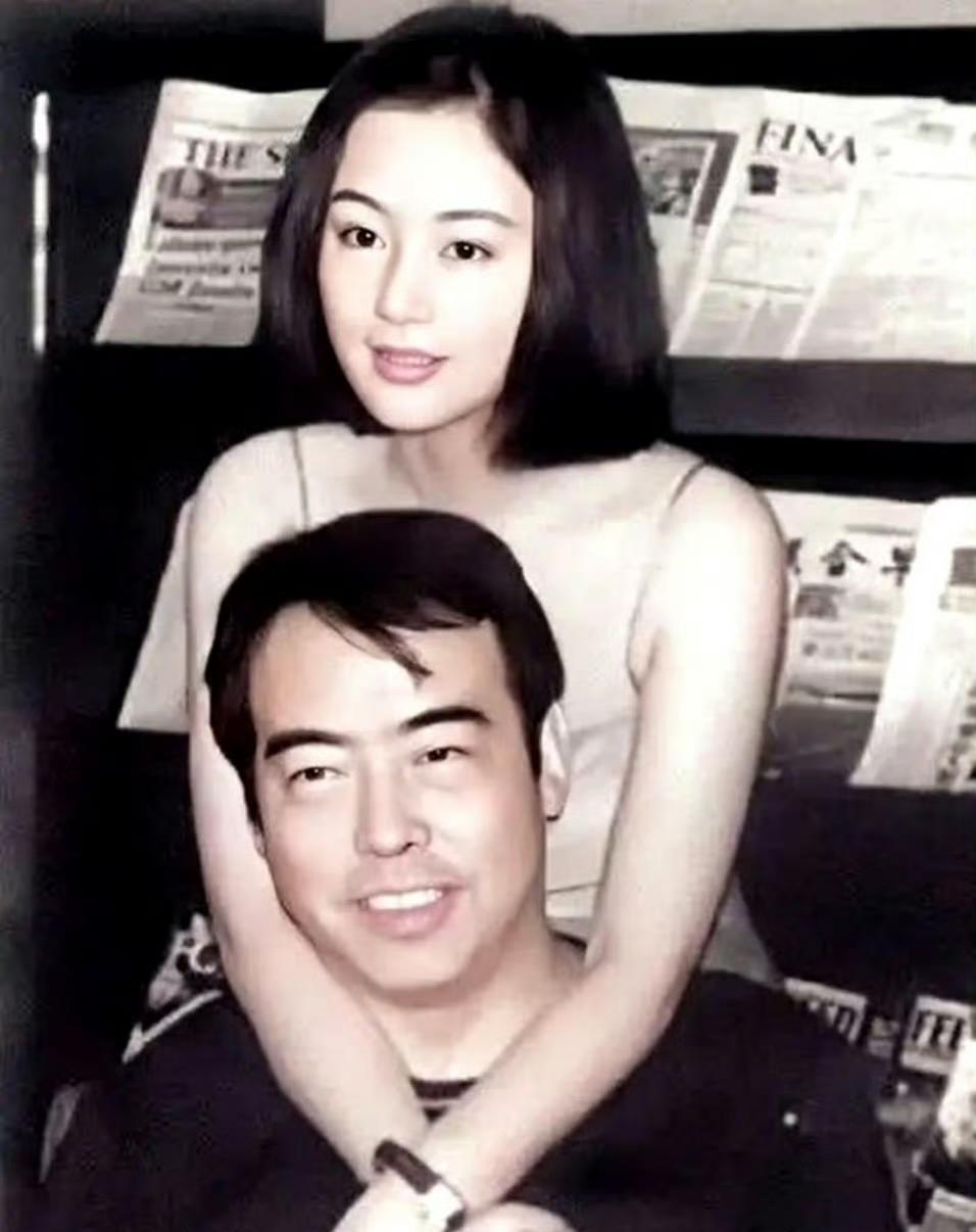 来看看资产重组的最佳案例，陈凯歌和洪晃这对前任夫妻像是在互炫现任……
