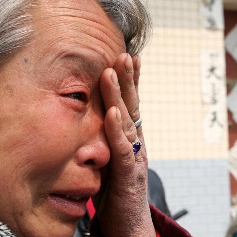 想钱想疯了吧！安徽淮北，94岁老人入住养老院，因膝盖肿胀有积液，儿子邀请朋友为其