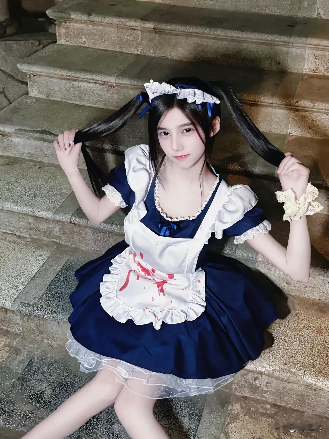 “复古女仆风，红白相间，甜美可爱！”👗💄📸