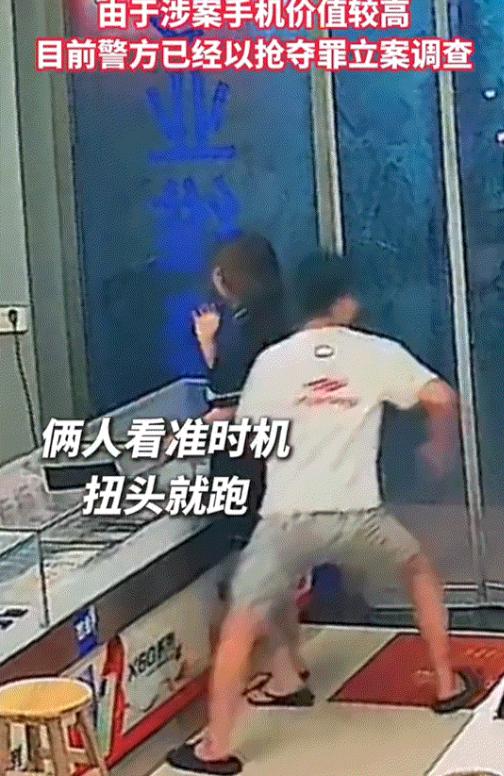 "胆子太大了"！8月2日凌晨23时59分，广西南宁，一家手机门店监控显示，一男一