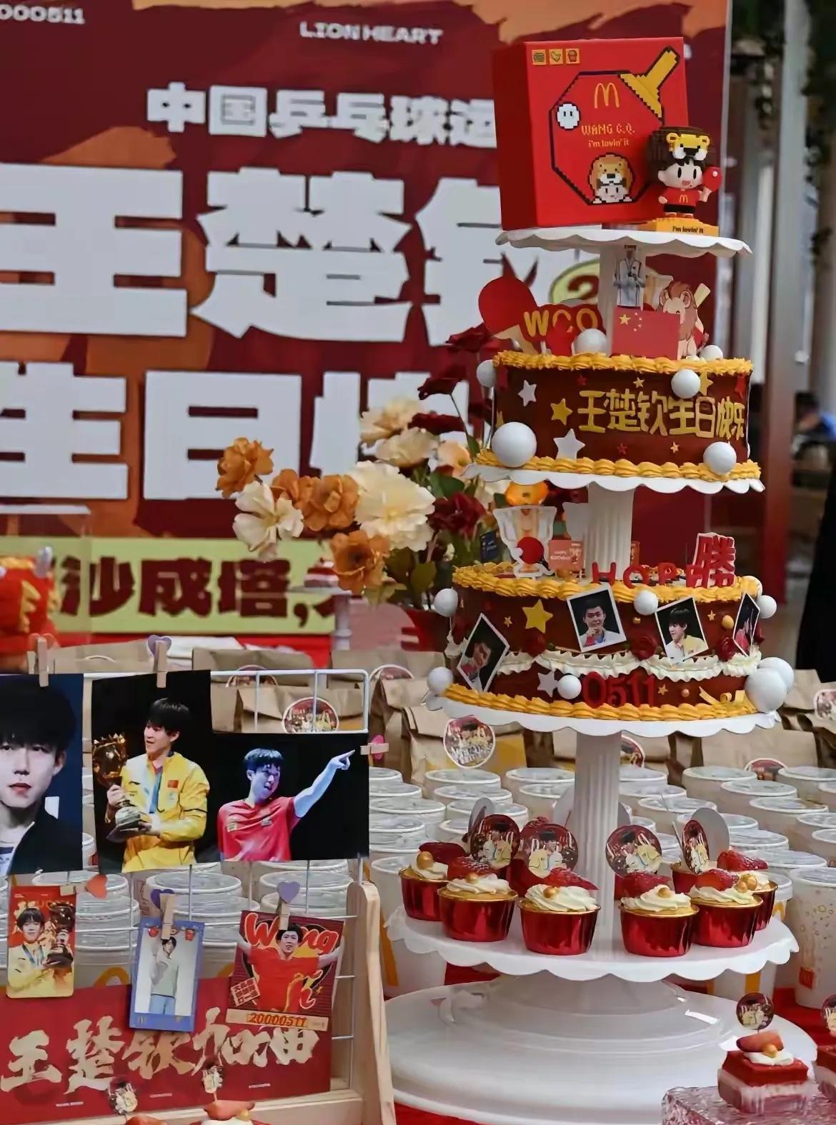 到底该不该这样做？这些照片是全国各地的王楚钦球迷给他过生日的画面，看着真是令人