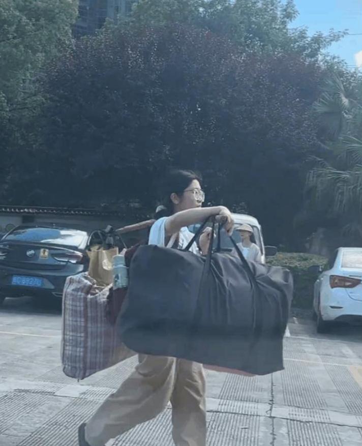 央妈点赞的“扁担女孩”发声了！这个夏天，一个女孩因为一张照片而意外走红网