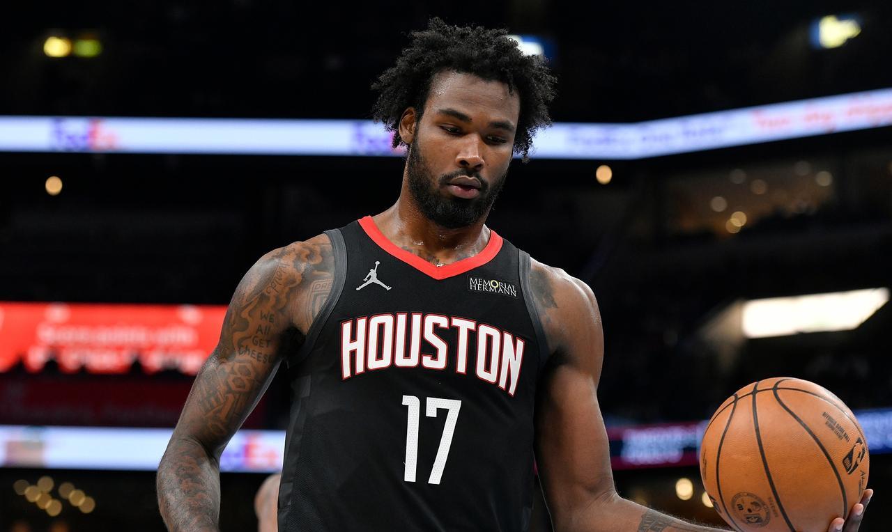 火箭将球队防守悍将摆上货架！美媒报道：火箭与伊森的合同谈判始终没有进展，火箭管理