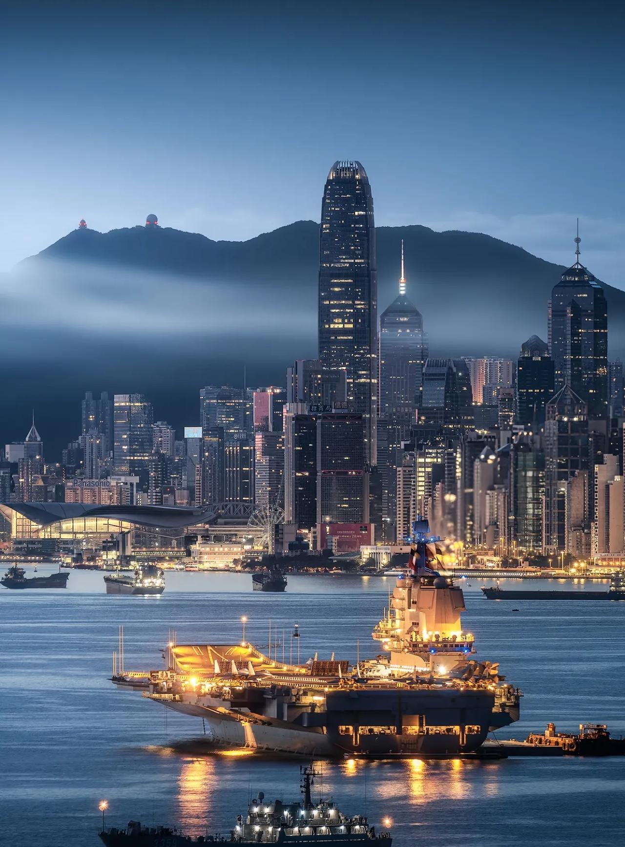 分享本次航母访港迄今为止我所见过最为震撼的一张照片！摄影师是位7月4日才刚刚结