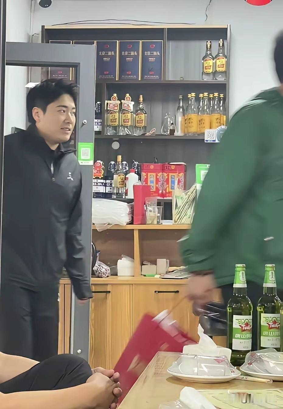 梁靖崑拿到伦敦世乒赛冠军后，又去唐山蹭老丈人的烧烤店的人气了[呲牙笑]一进门，