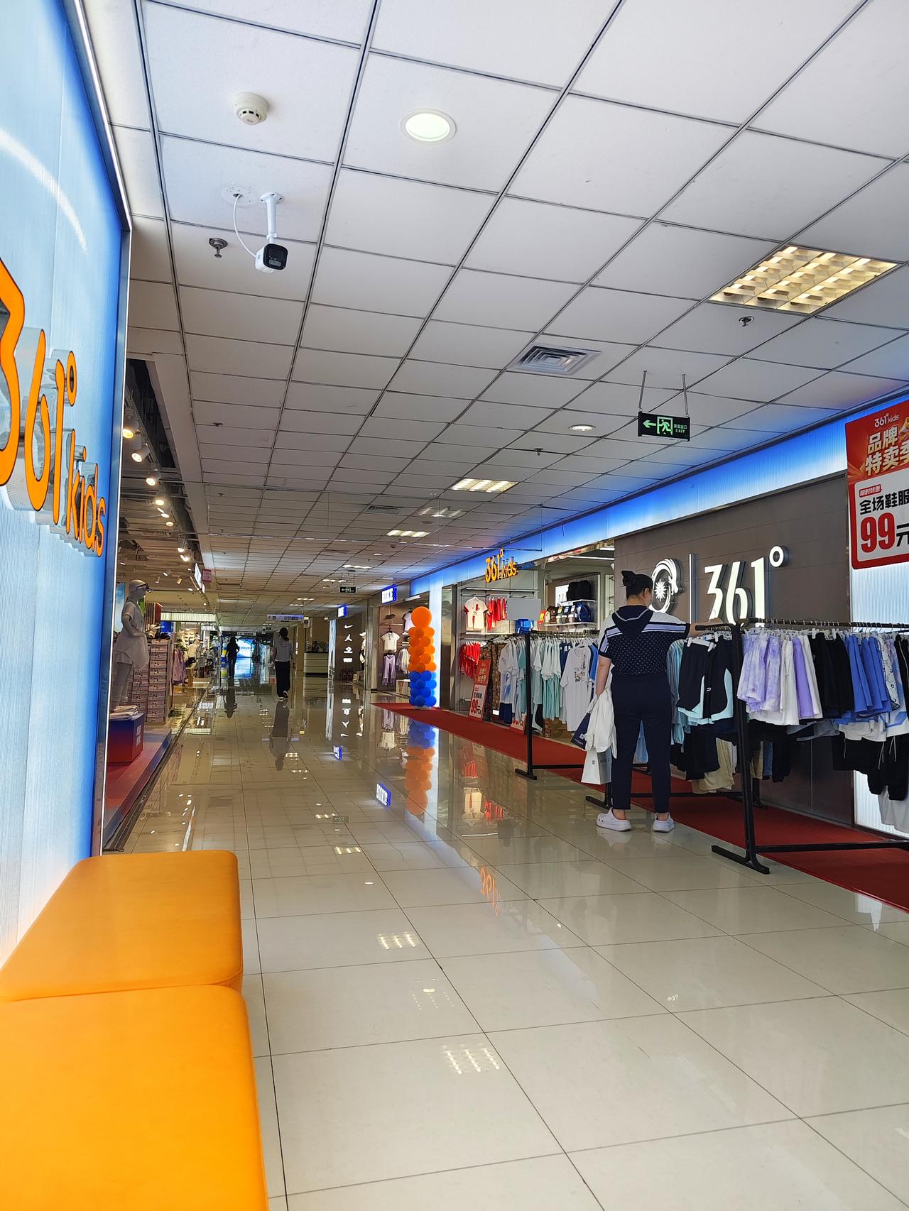 买“衣服鞋子之类的”在实体店买好还是在网上买好呢？我个人认为还是在实体店买最踏实
