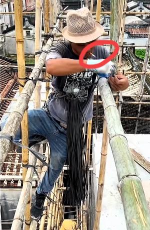 脚手架工人嘴巴里叼着烟下一秒直接丢到下面去下面全是竹子首先，高空作业，不佩
