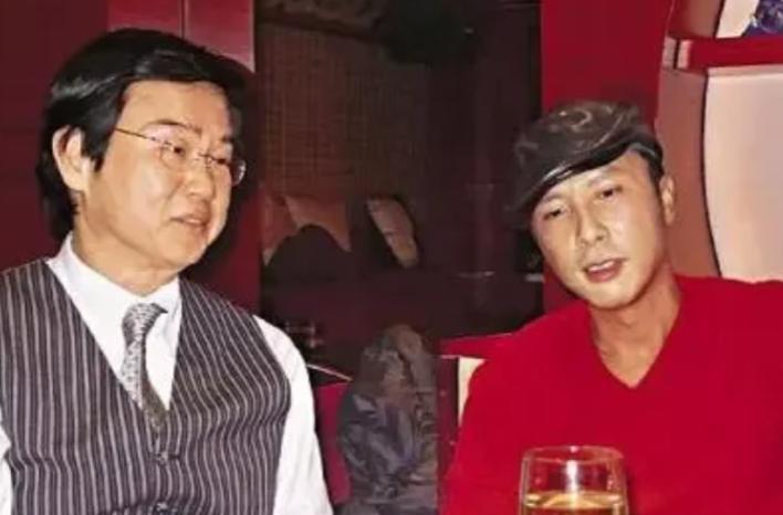 2008年，黄百鸣筹拍《叶问》时，他邀请李连杰出演叶问，可李连杰的片酬价格要1个