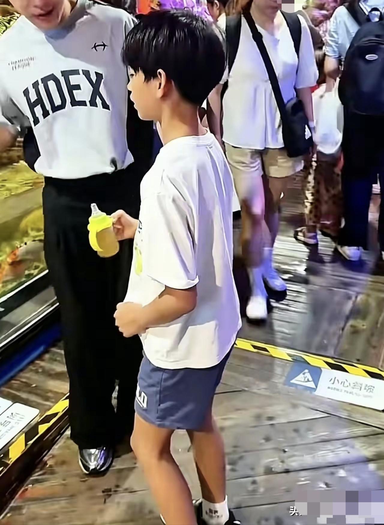 10岁的汪希箖被汪小菲带到广州玩，个子又瘦又高！孩子确实有点瘦，有点黑，头发有