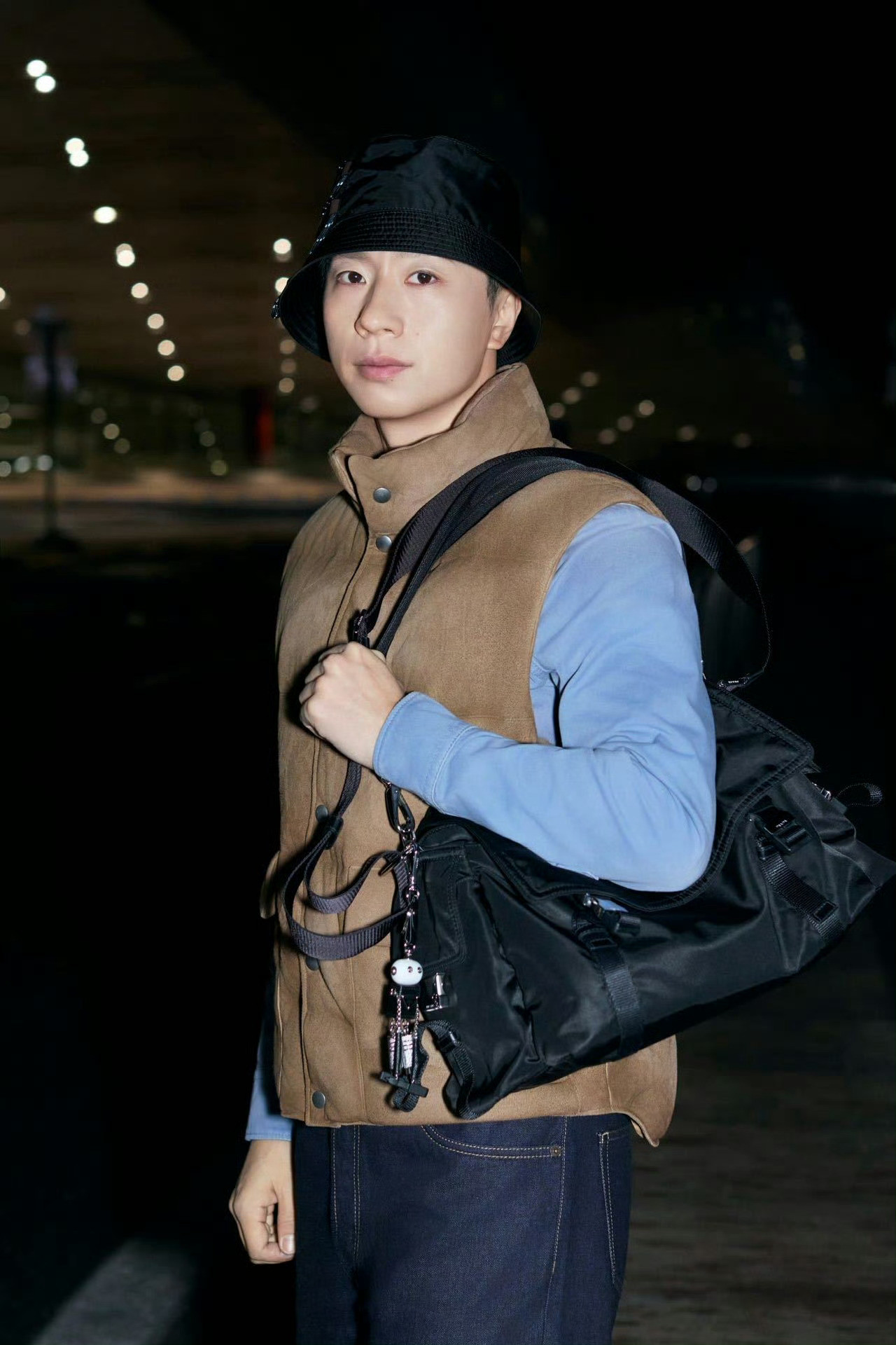 马龙从容街拍乒坛goat到哪里都熠熠生辉