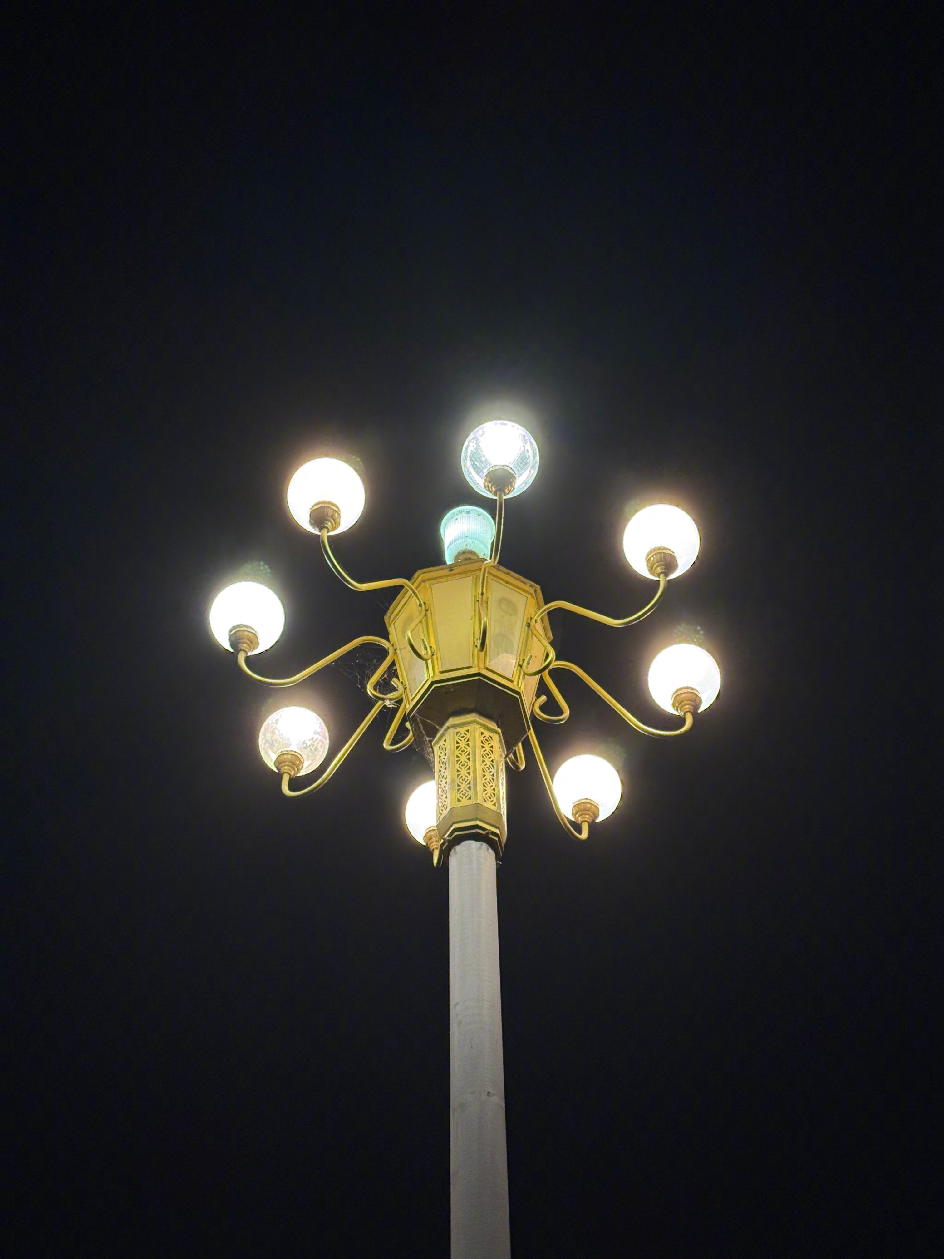 今天奶奶圆坟，🕯️世界又少了一位爱我的人，奶奶走好。​​​