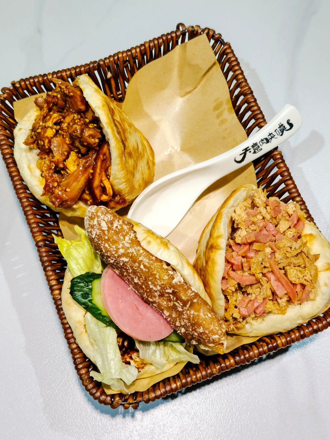 每人一个非传统肉夹馍麻辣猪头肉烤肠豆腐炸鸡胸肉。。。一共12块