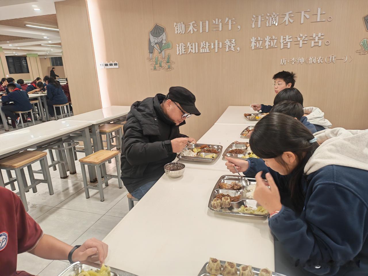 孩子之间的差别很明显。与孩子共进晚餐，有一个孩子负责分牛奶或点心，因为老师要