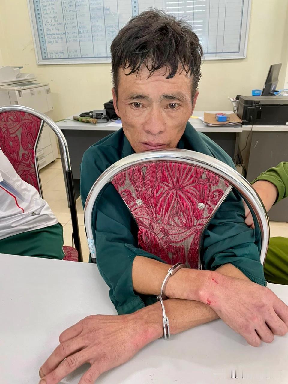 越南公安的铐人手段，椅子反过来