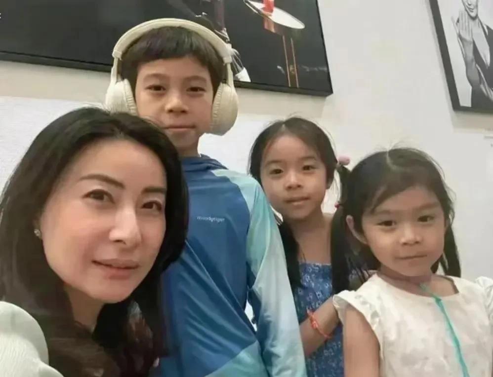 郭晶晶、章子怡、伊能静她们带着孩子出门，都大大方方的，从来不打码。为什么大S那么