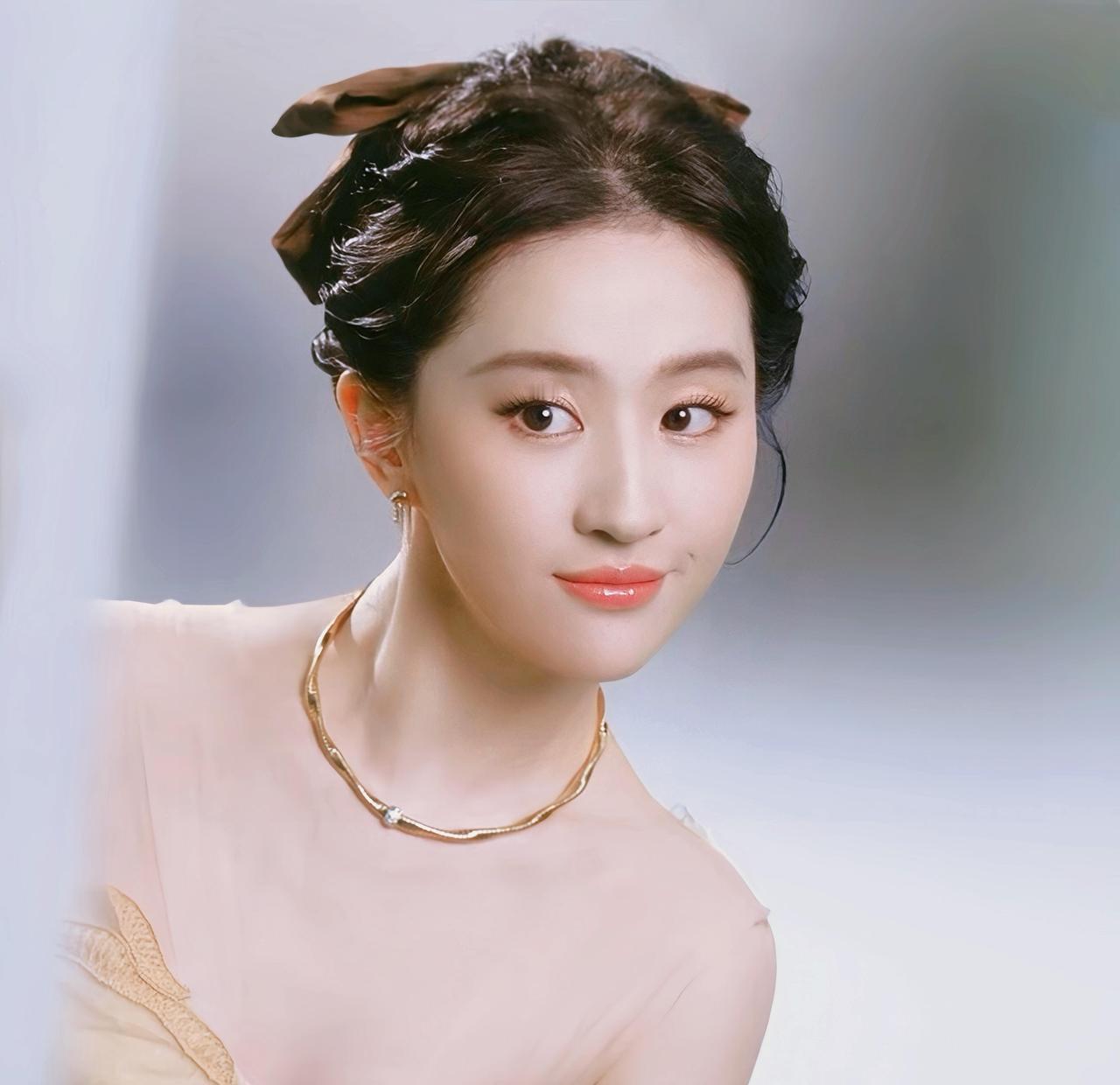 别的品牌请刘亦菲，是求她带火产品。德芙请刘亦菲，是反过来利用她。他们把镜头，